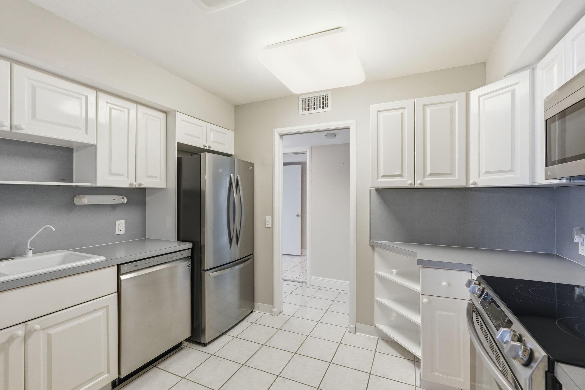 Image 3: Plenty of counter space,