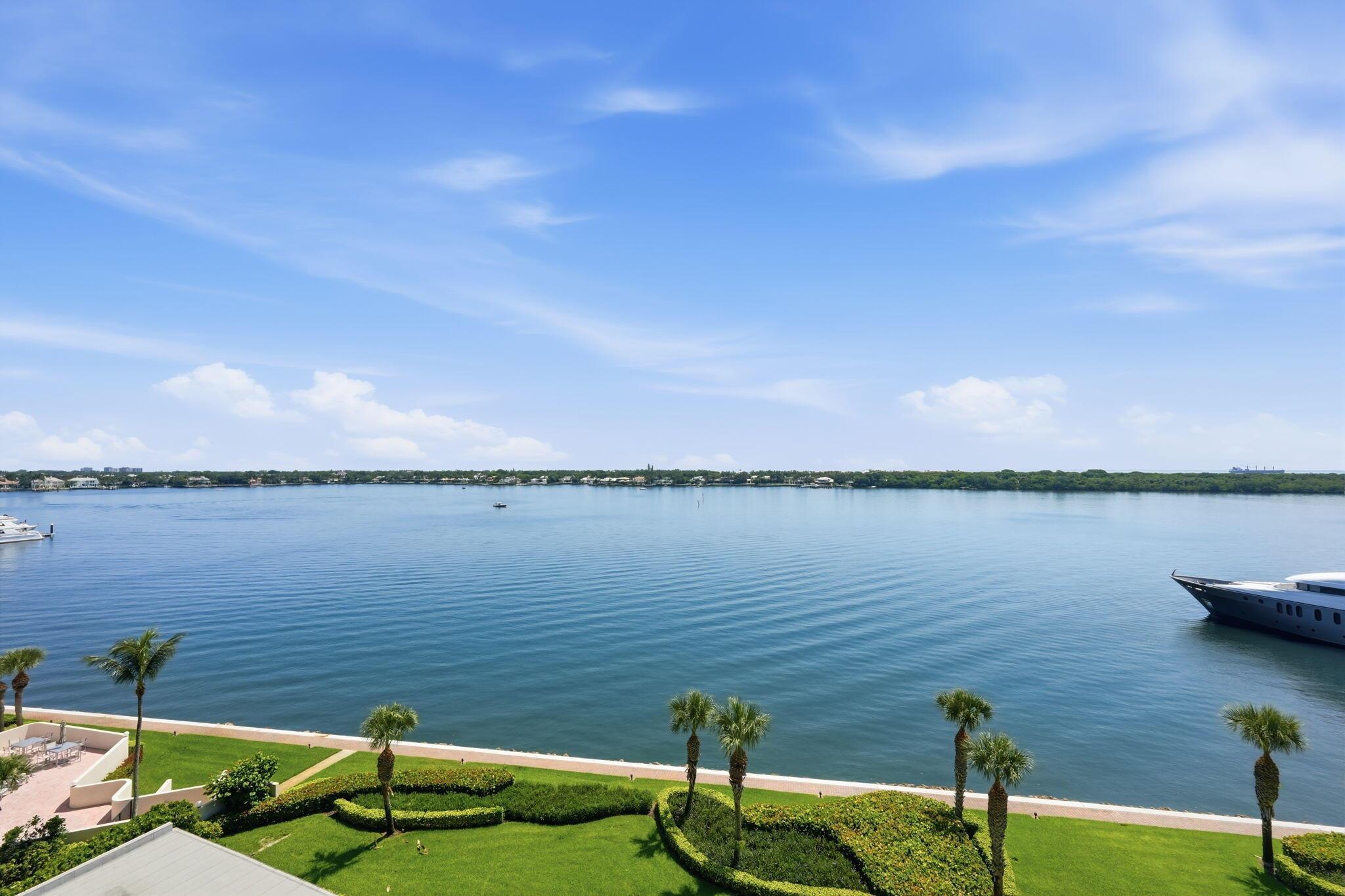 Image 4: WHAT A VIEW FROM THE BALCONY !!!!
