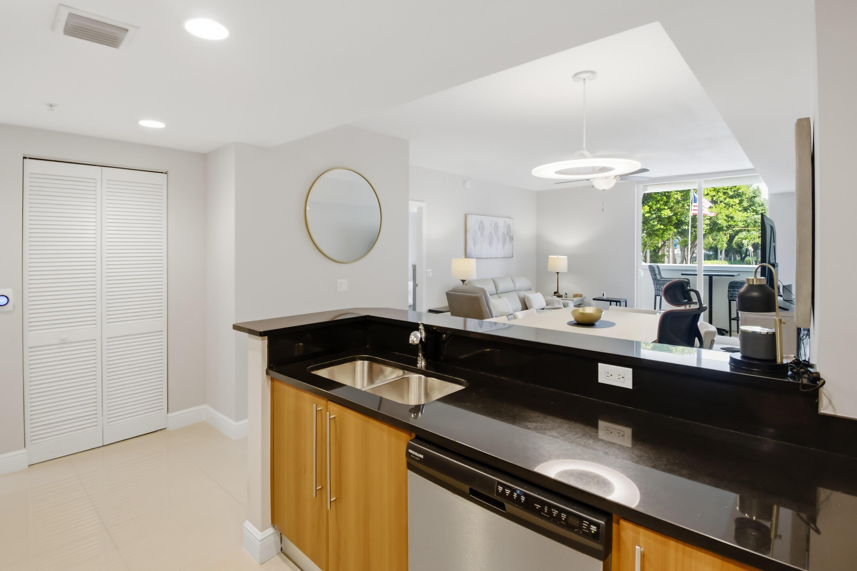 Image 4: 20260615-01-101 SE 20th Ave Unit 201, De