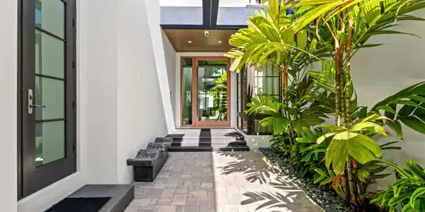 Image 4: FRONT_DOOR