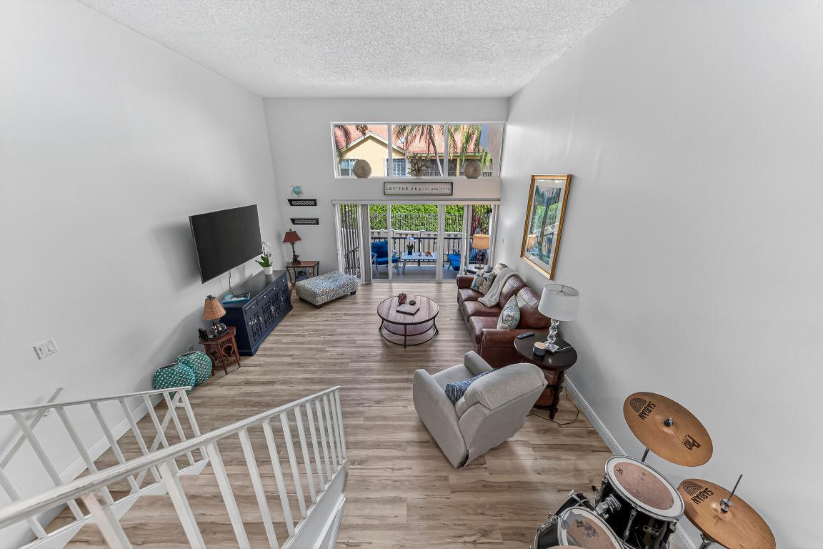 Image 4: livingroom view