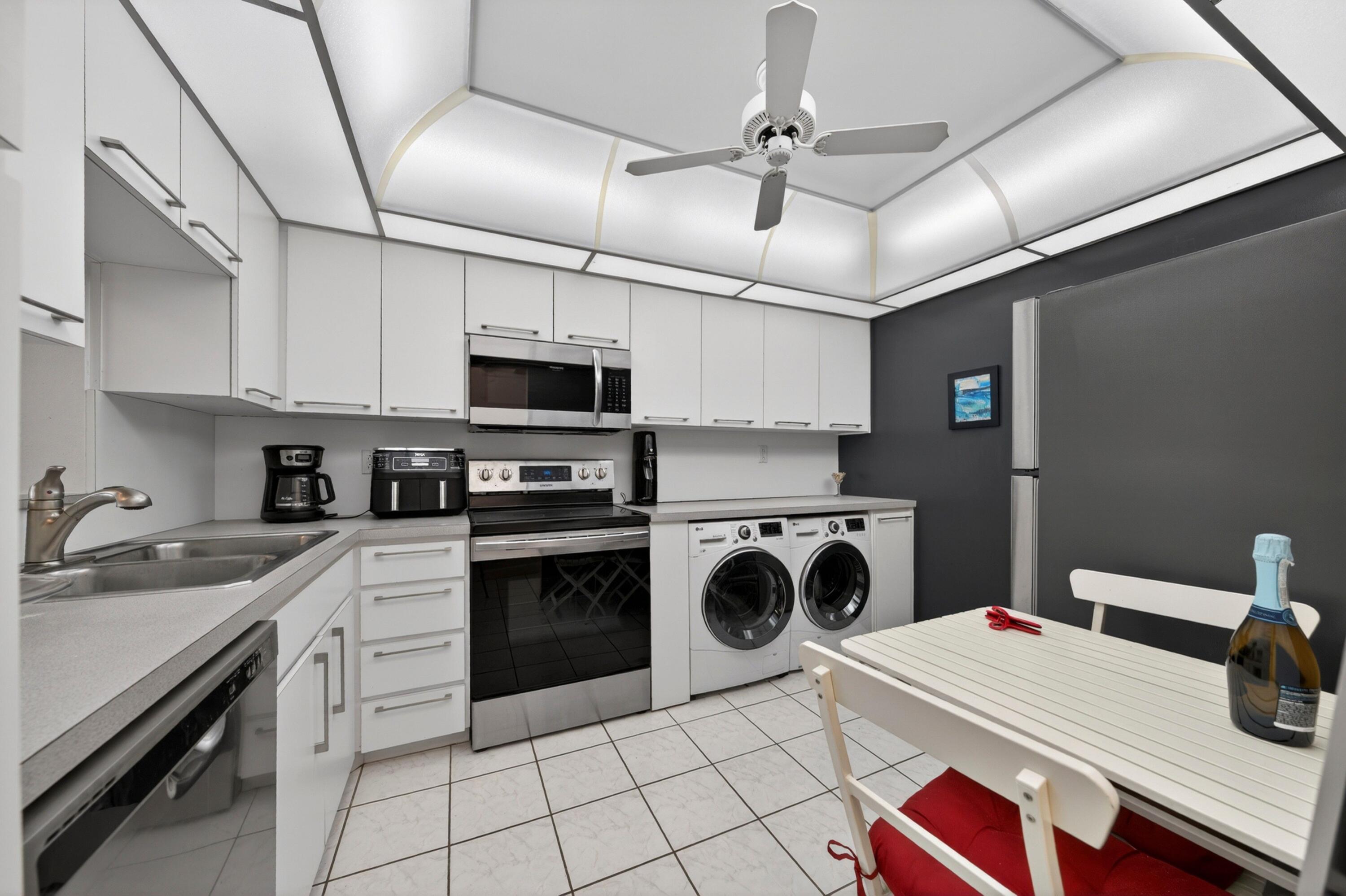 Image 3: 020-007-KitchenBreakfast-4000x2664