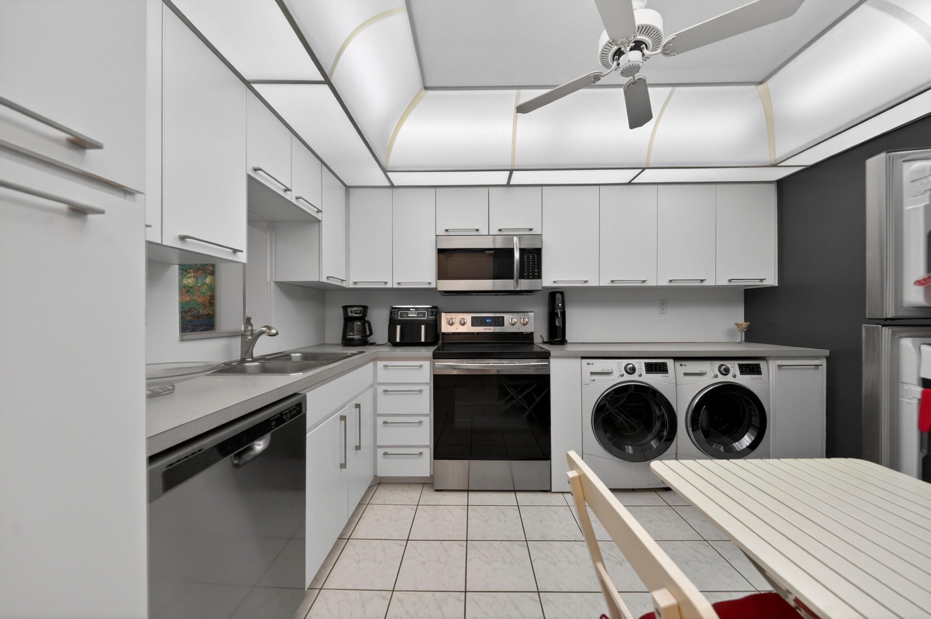 Image 4: 019-005-KitchenBreakfast-4000x2660