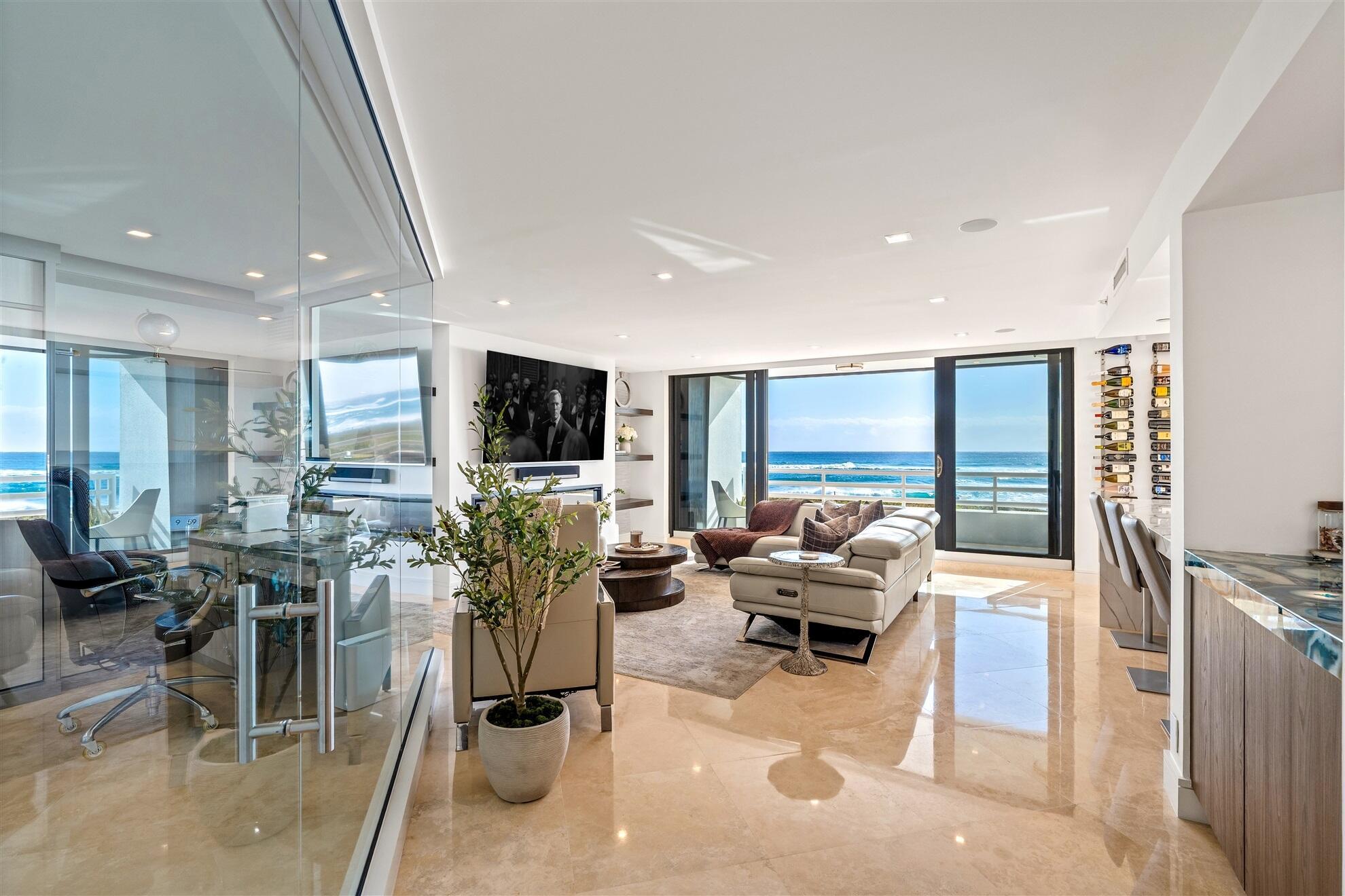 Image 3: LIVING TO VIEW