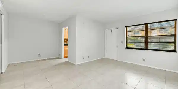 Image 4: 07 Living Room 01
