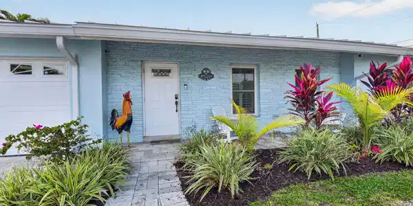 Image 4: Beautiful Entryway