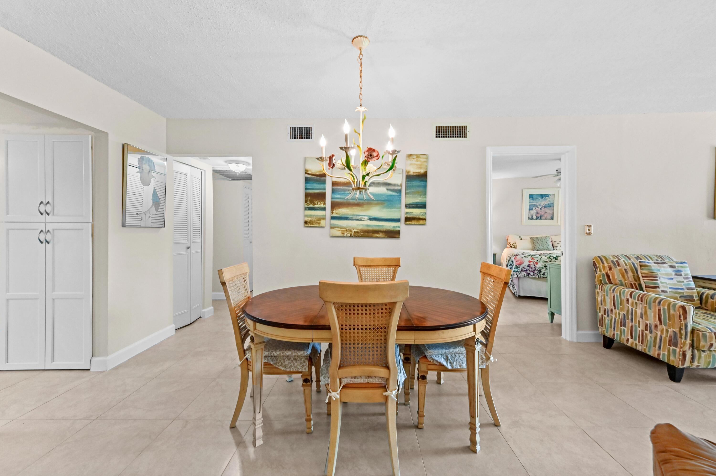 Image 3: 04 Dining room 02