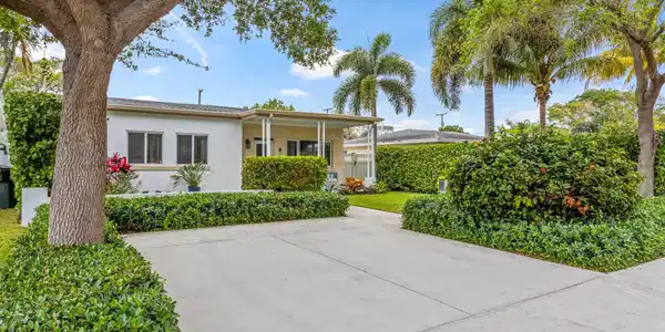 1009 S Palmway