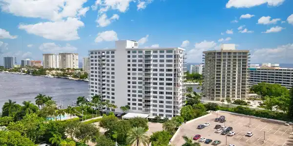 875 E Camino Real