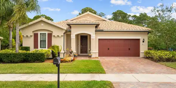 4813 SW Gossamer Circle