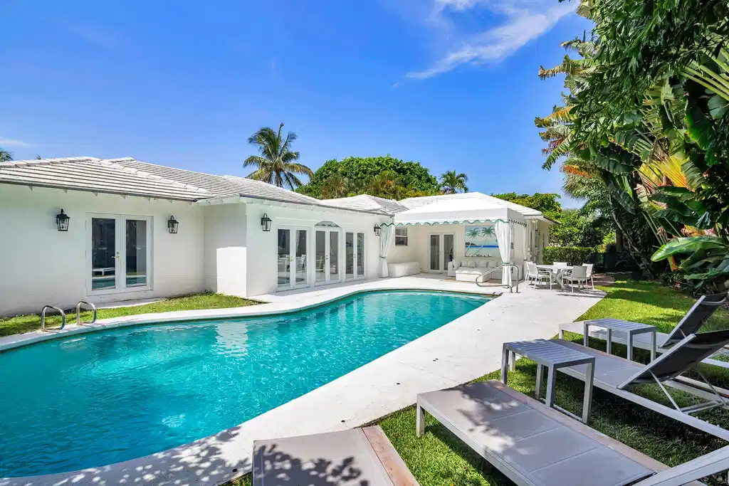 Image 1: Exterior & Pool