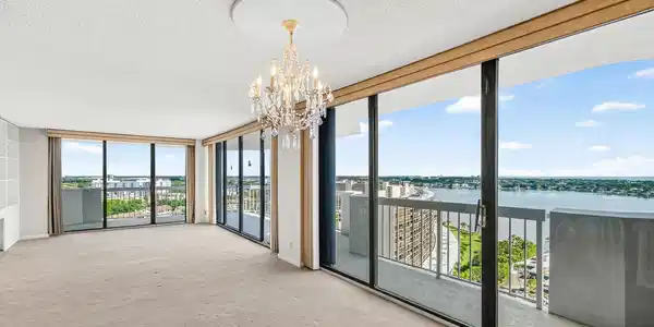 Image 4: Floor to ceiling windows