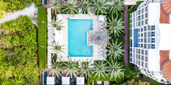 Image 4: Resort style amenities right on the beach