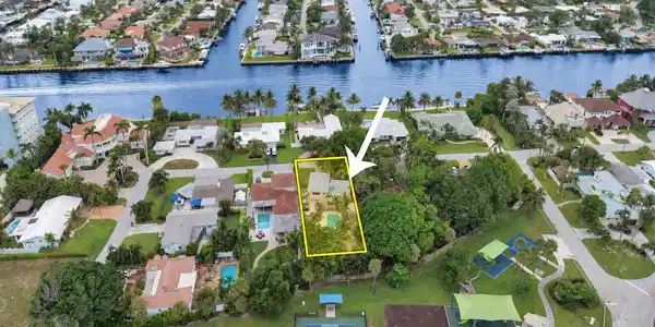 Image 2: One of the largest parcels on the island, outlined