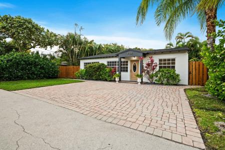 739 NE 17th Road