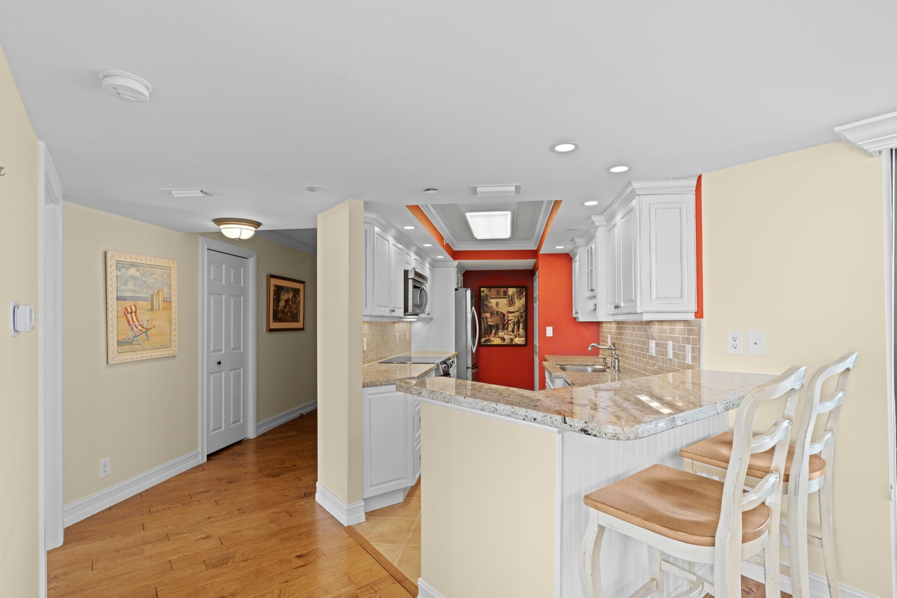 Image 4: Kitchen Bartop