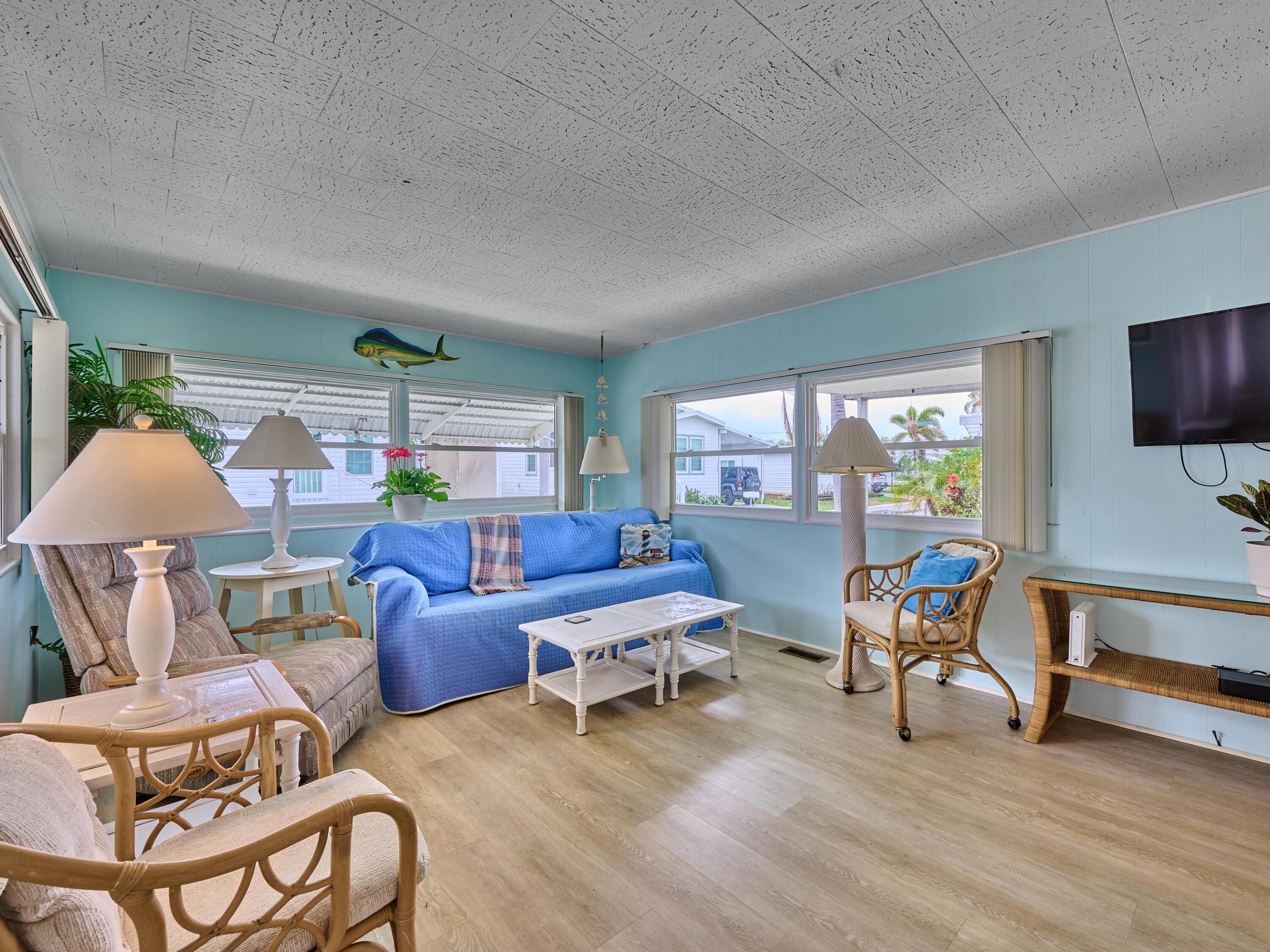 Image 2: LIVING ROOM