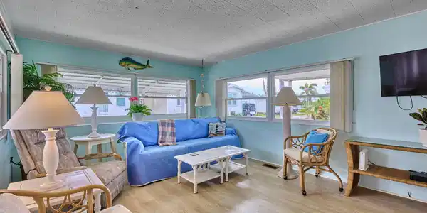 Image 2: LIVING ROOM