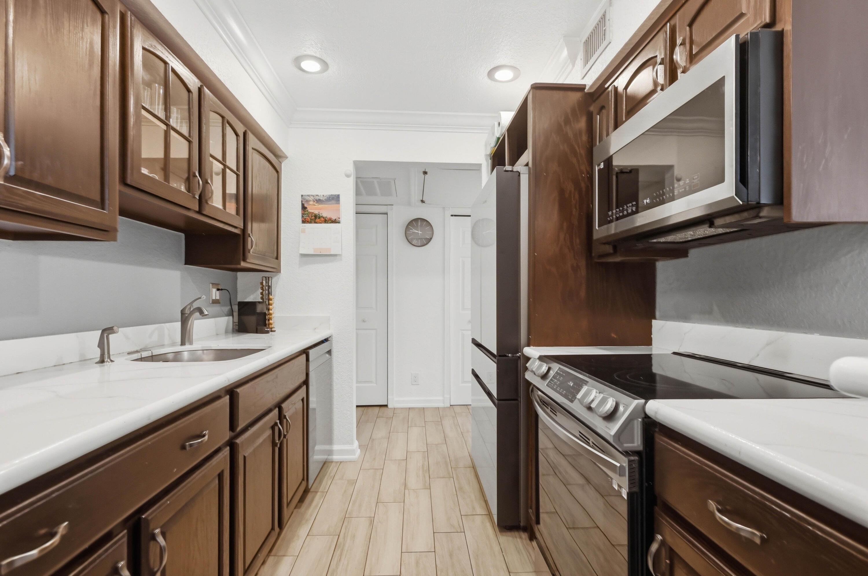 Image 3: Stainless Appliances in the Kitchen.
