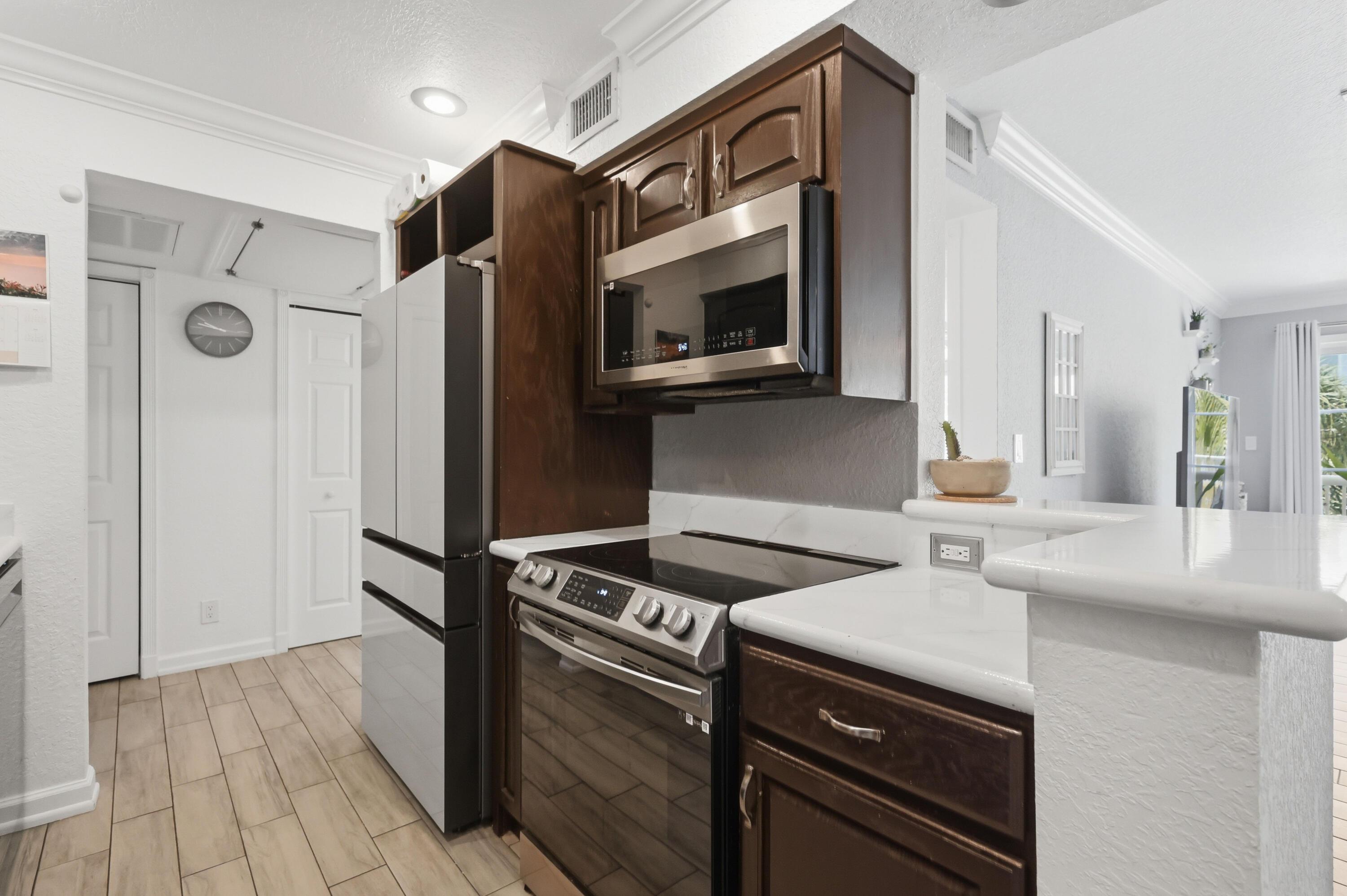 Image 4: Granite Countertops with Breakfast Counter.