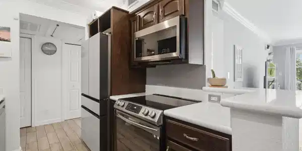 Image 4: Granite Countertops with Breakfast Counter.