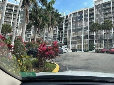 200 Leslie Dr