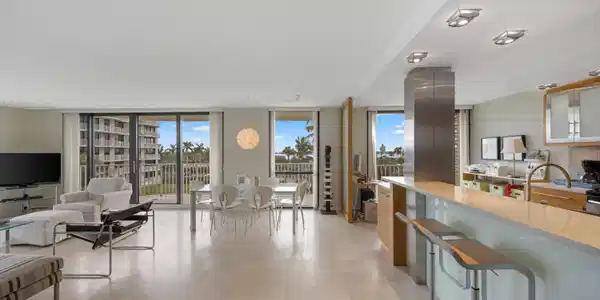 Image 2: Kitchen/Living Room