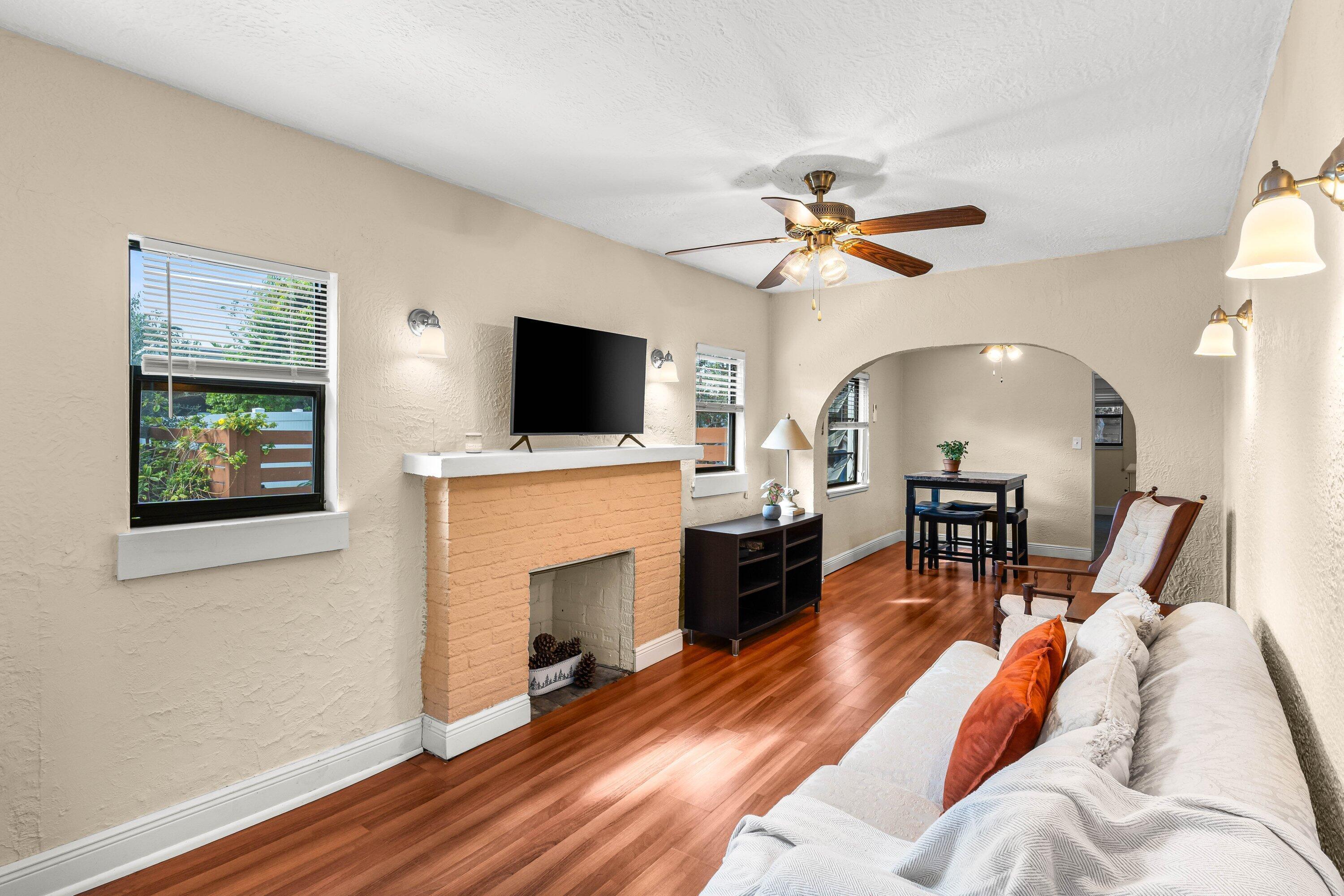Image 2: LIVING ROOM