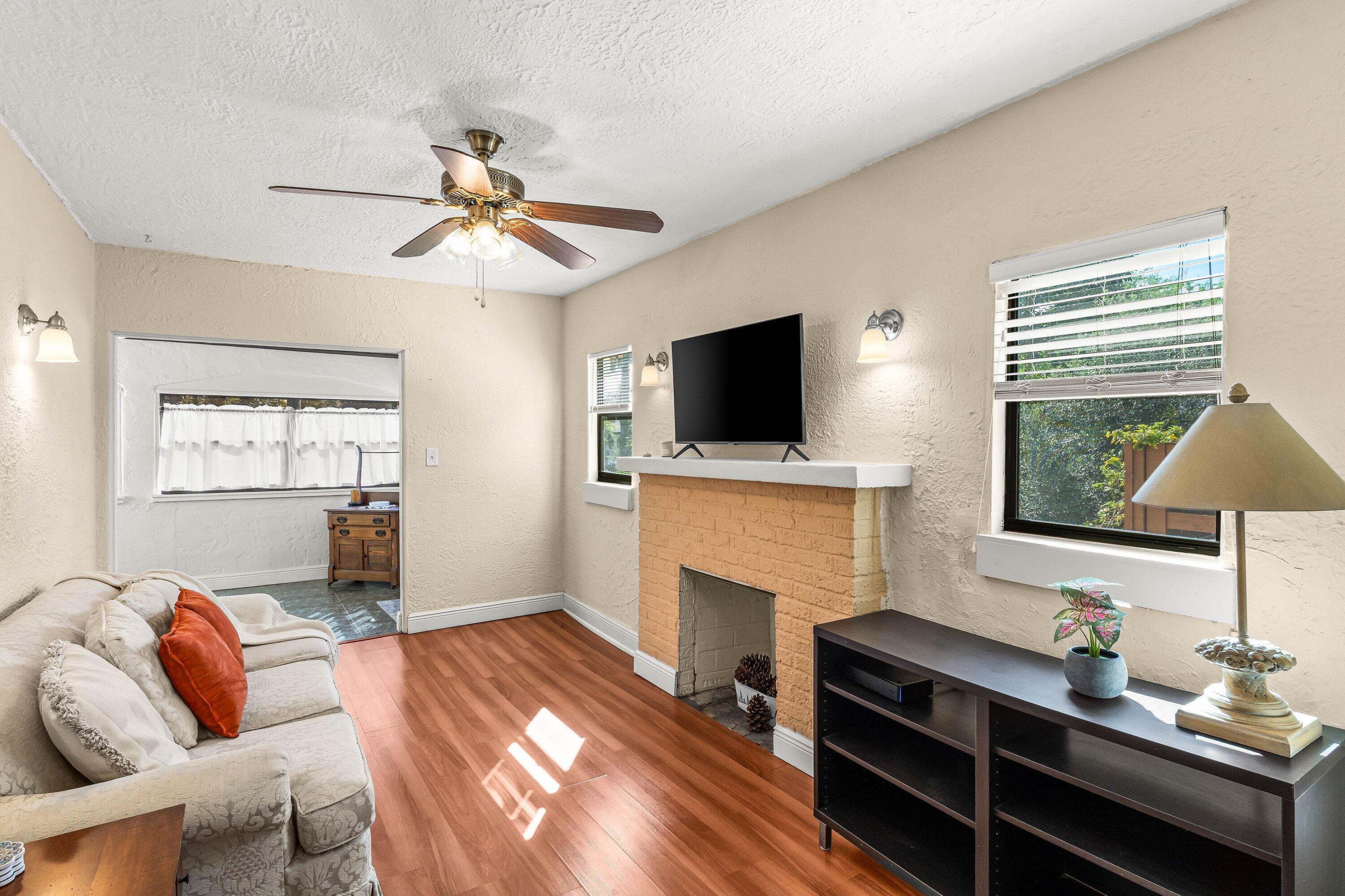 Image 3: LIVING ROOM