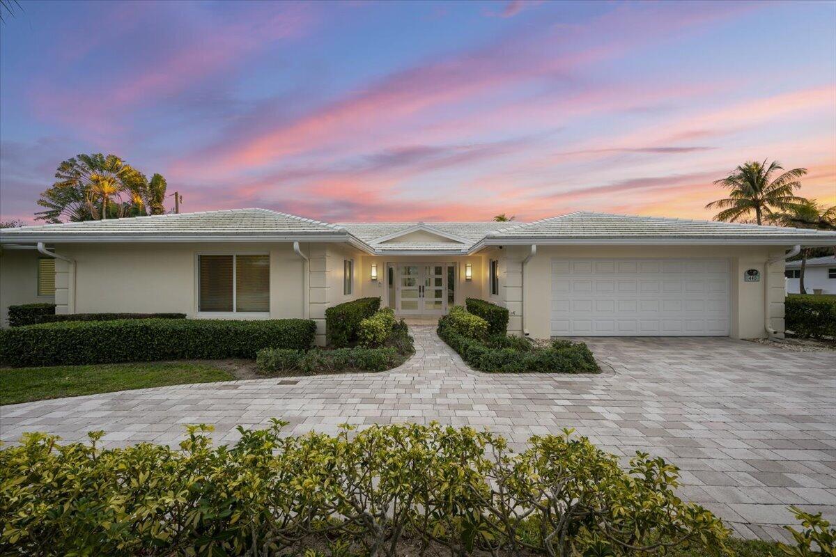 Image 2: 42-LUX_2177