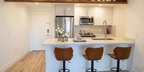 Image 4: Kitchen