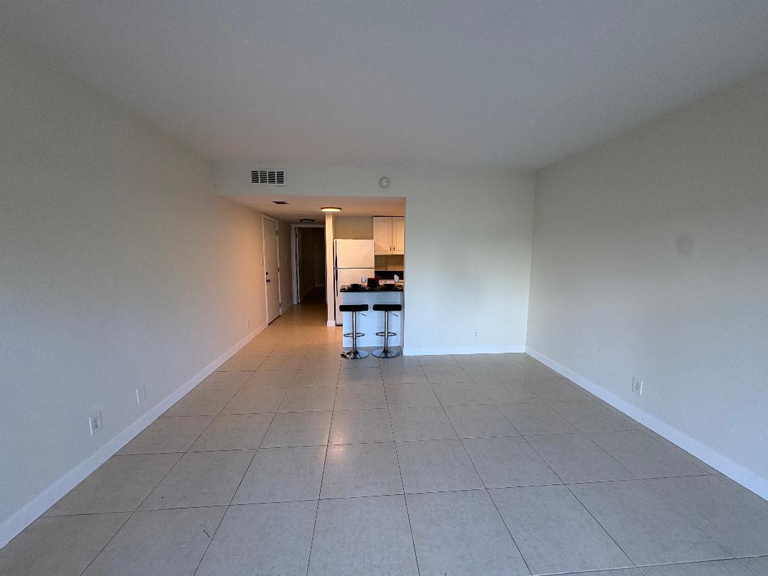 Image 3: Living room 118