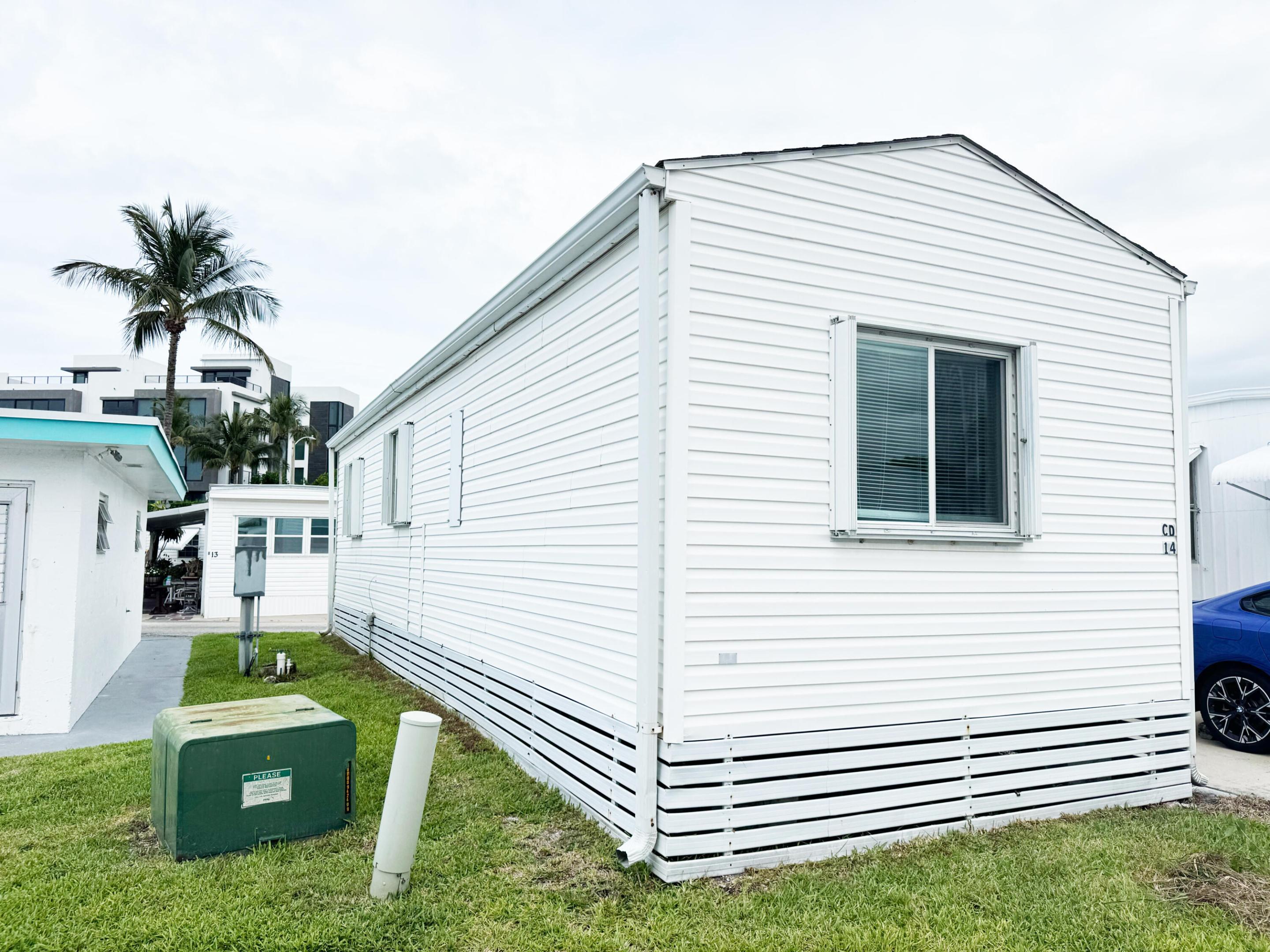 Image 3: Near bathhouse - great for guests!