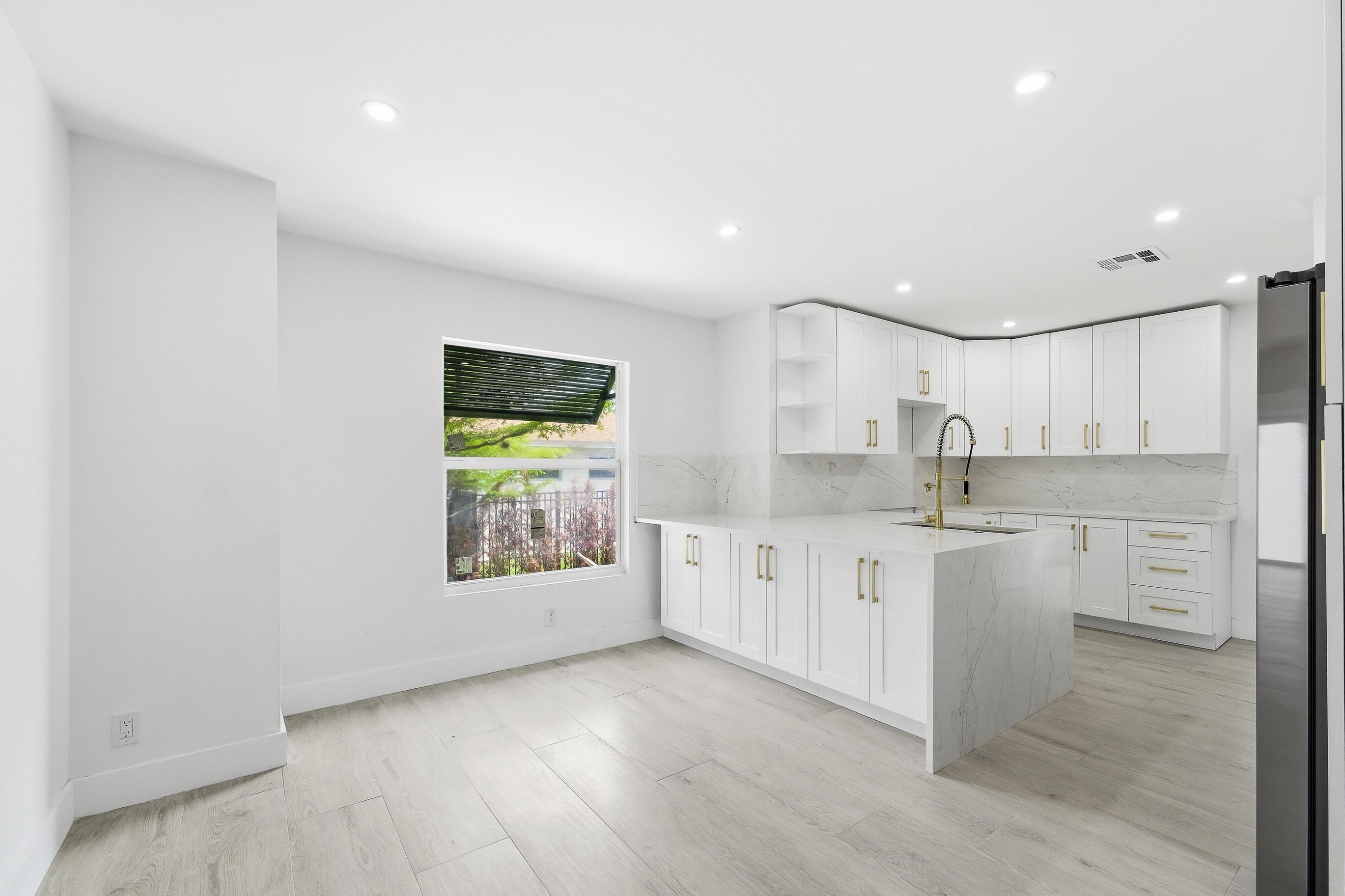 Image 2: 216 NE 23rd Ave - Pompano Beach - Florid