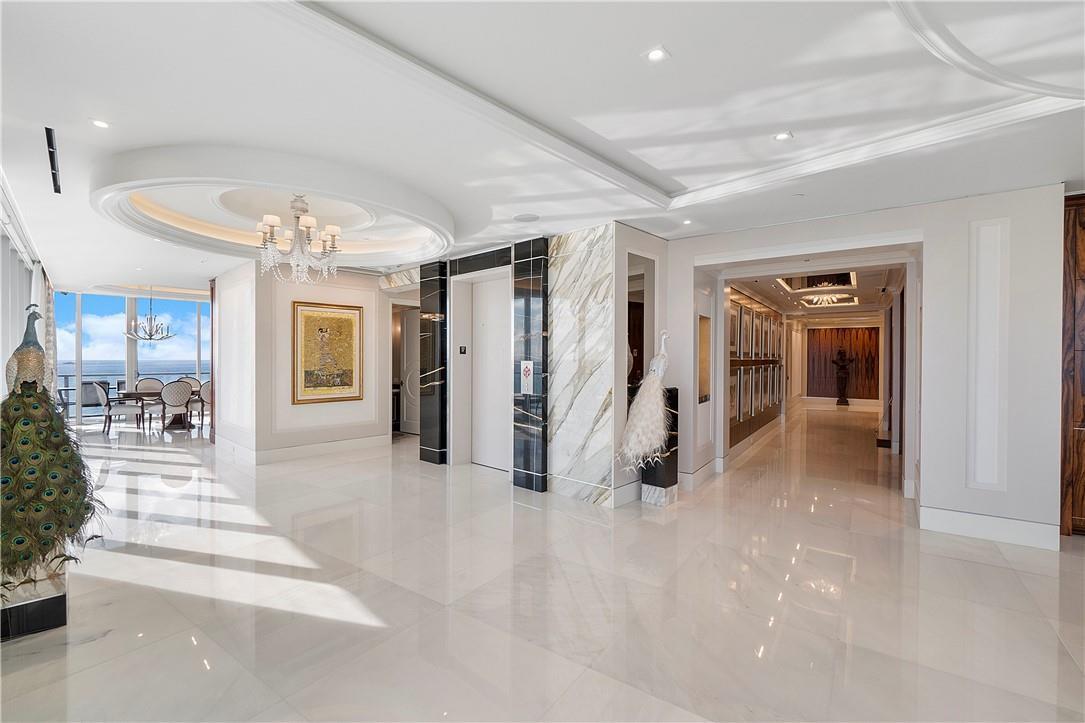 Image 3: PRIVATE ELEVATOR ENTRY