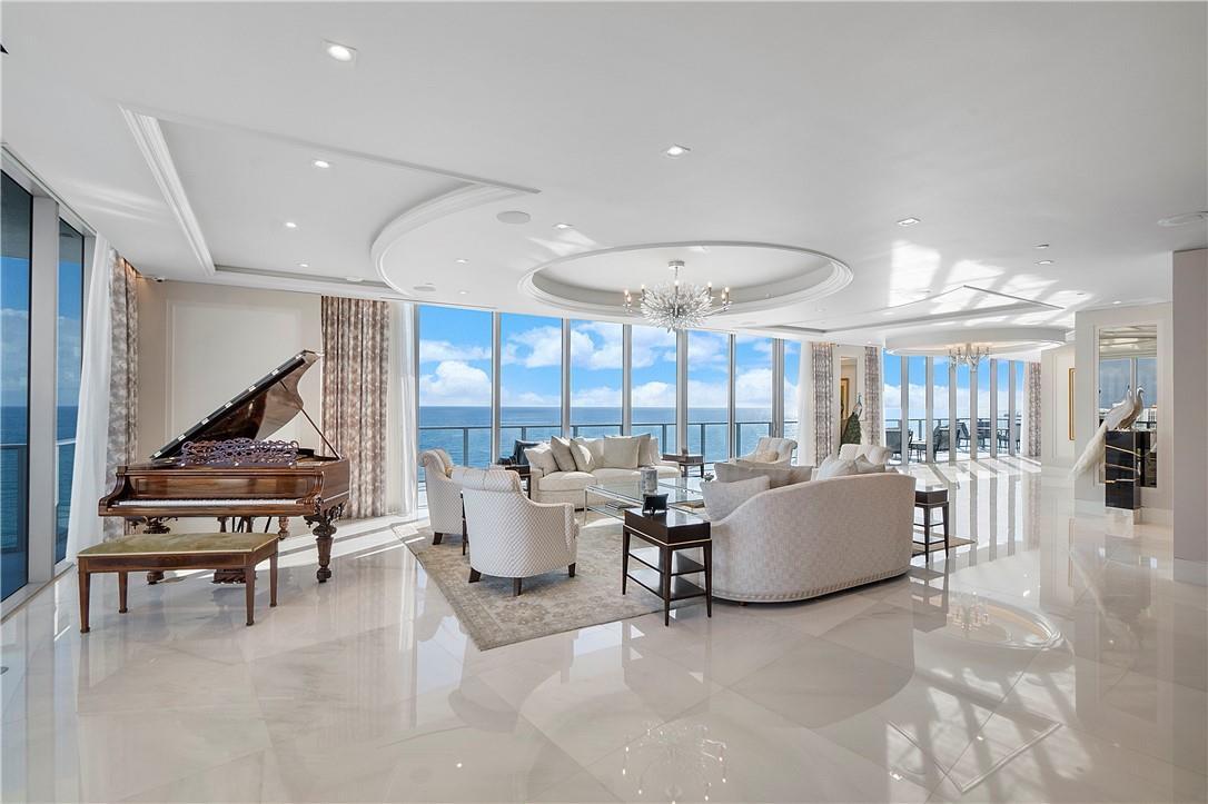 Image 4: MAIN LIVING ROOM
