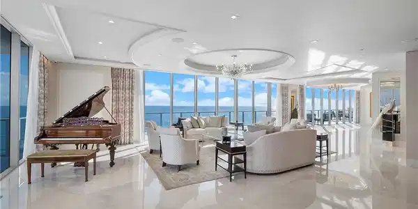 Image 4: MAIN LIVING ROOM