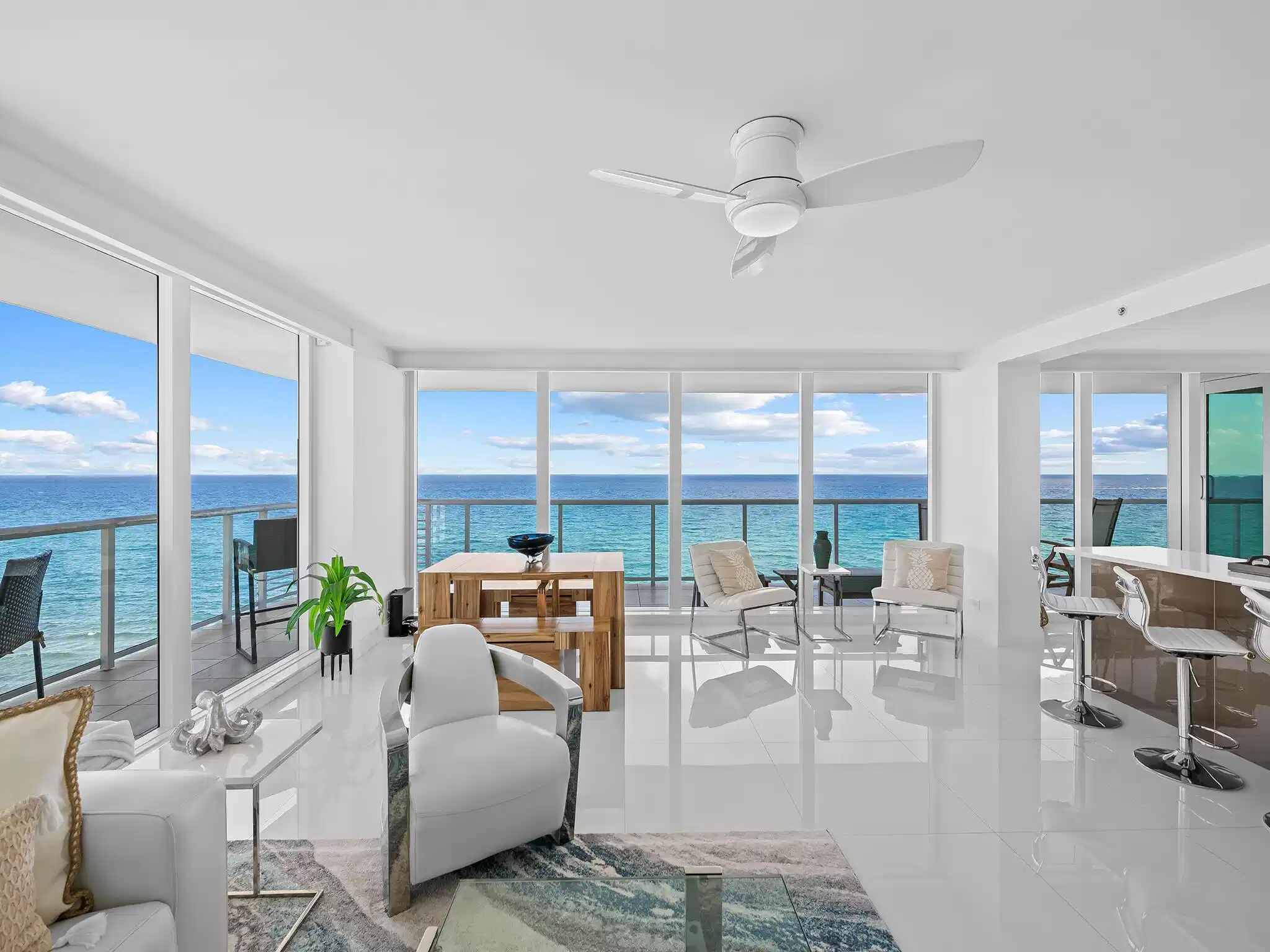 Image 1: Condo surrounded by direct ocean, city and Intraco