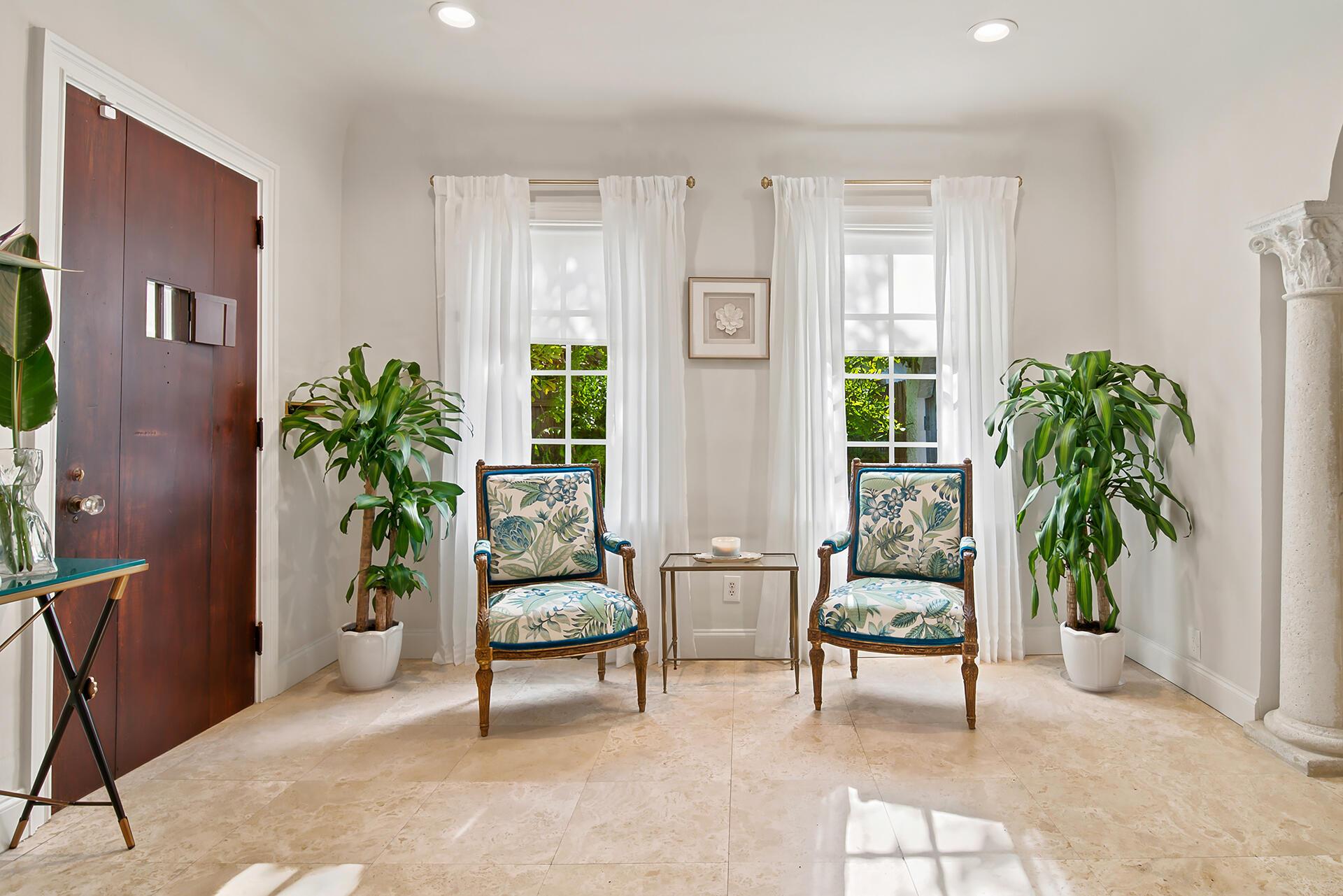 Image 4: Gracious front entry