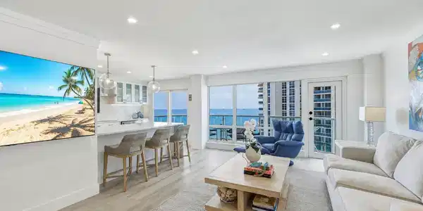 Image 3: Living Room