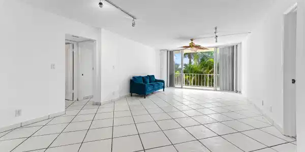 Image 2: 07 Livingroom 01