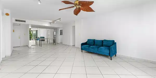 Image 4: 09 Livingroom 03