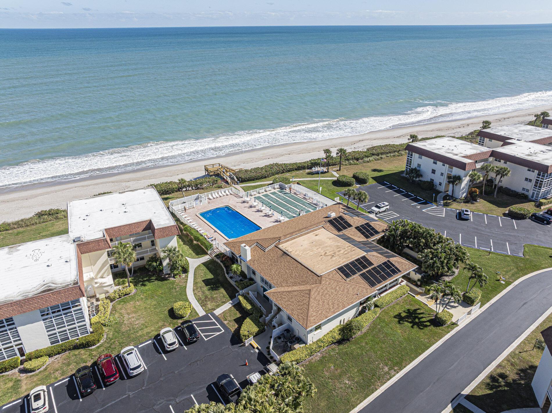 Image 3: clubhouse w/pool