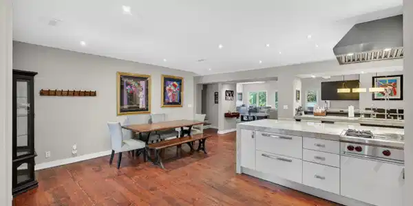 Image 2: Breakfast Area & Kitchen