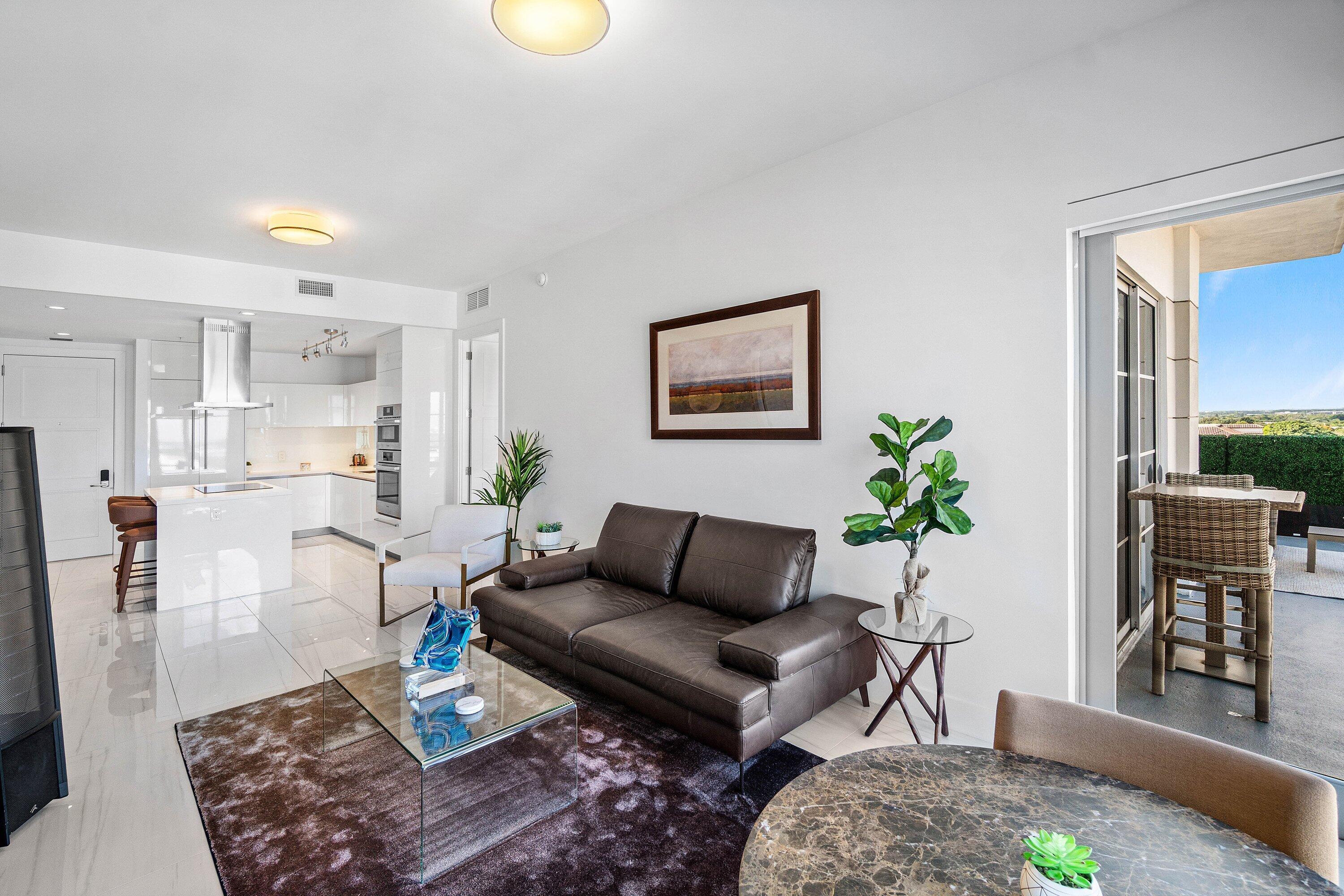 Image 4: Living Room