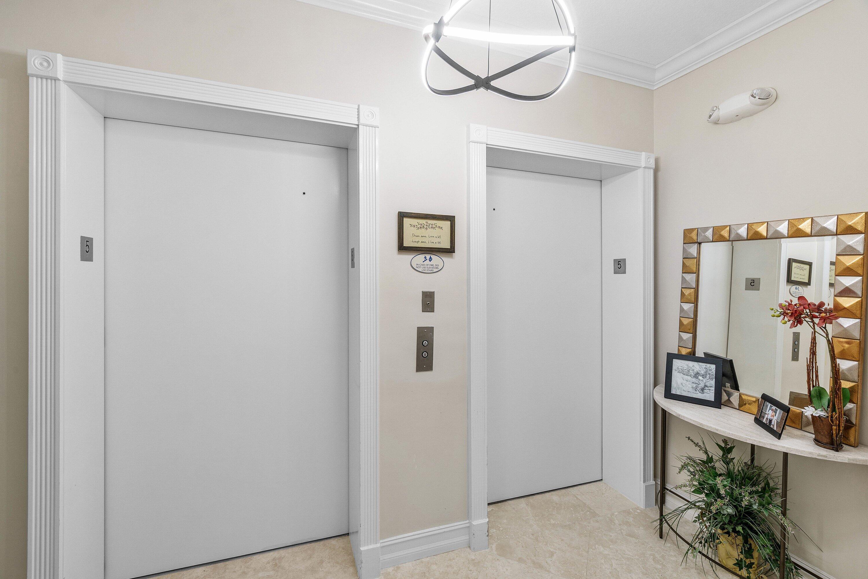 Image 3: PRIVATE VESTIBULE!