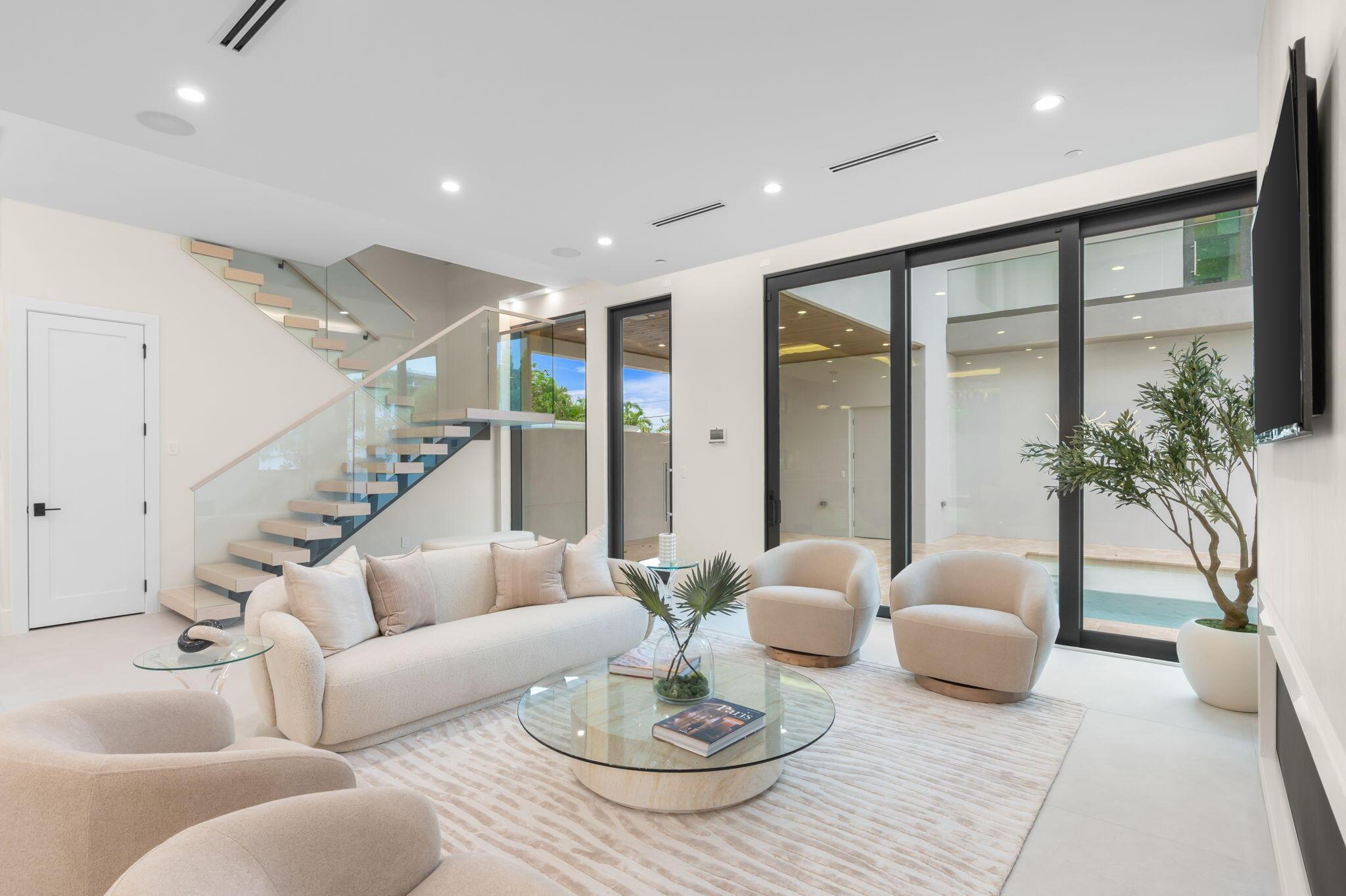 Image 4: 4 Living Room