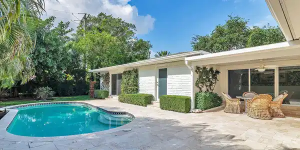 Image 3: Pool/Loggia