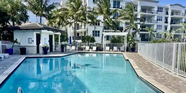 Image 4: Sparkling pool with restrooms overlooking the Intr