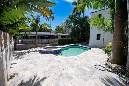 4329 N Bay